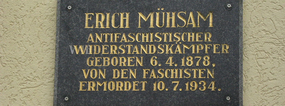 Gedenktafel für Erich Mühsam an einem Wohnblock in Oranienburg, Berliner Strasse Ecke ErichMühsamStrasse.