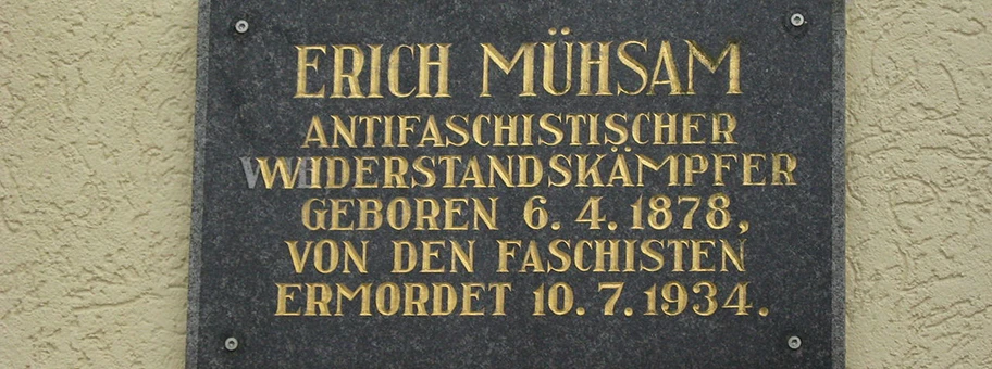 Gedenktafel für Erich Mühsam an einem Wohnblock in Oranienburg, Berliner Strasse Ecke Erich-Mühsam-Strasse.