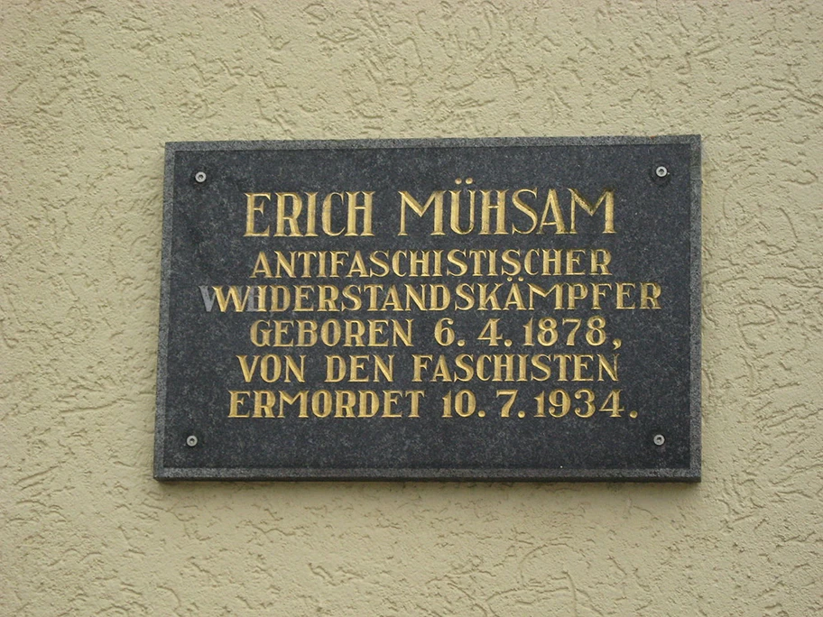 Gedenktafel für Erich Mühsam an einem Wohnblock in Oranienburg, Berliner Strasse Ecke Erich-Mühsam-Strasse.