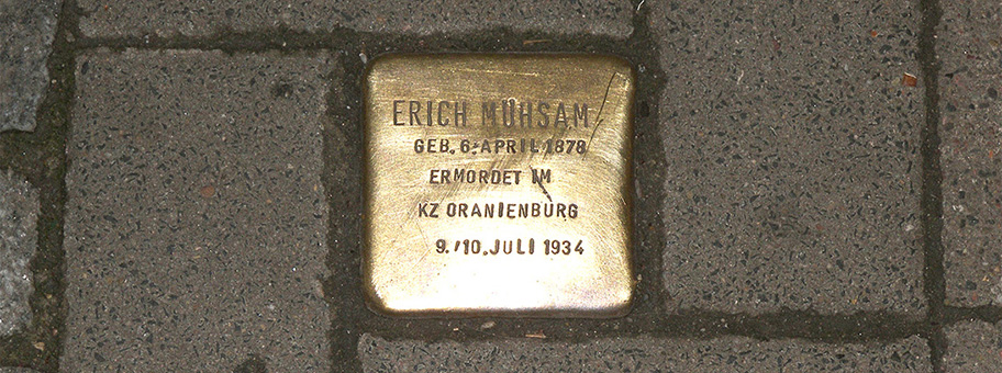 Stolperstein vor dem Buddenbrookhaus in Berlin, im Andenken an den gebürtigen Lübecker Schriftsteller und Anarchisten Erich Mühsam, dessen Werke im Karin Kramer Verlag vertrieben wurden.