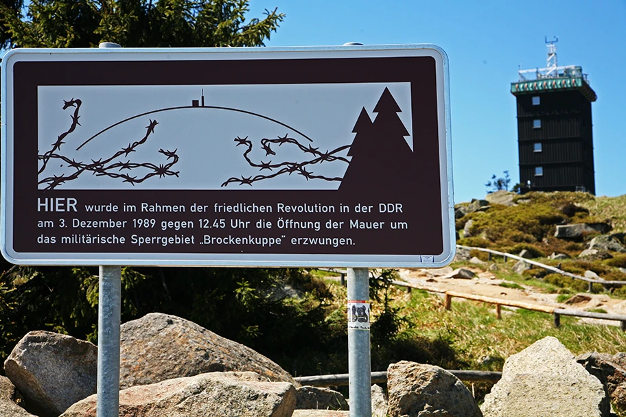 Hinweis zur Erinnerung an die deutsche Wiedervereinigung auf dem Brocken (Harz).