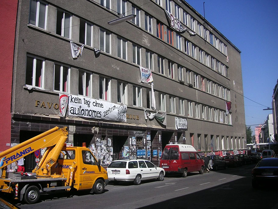 Besetzte Räumlichkeiten in Wien im Ernst-Kirchweger-Haus, September 2005.