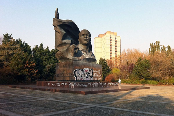 Das Ernst Thälmann-Denkmal an der Greifswalder Strasse im Stadtteil Prenzlauer Berg in Berlin, aufgenommen am 14.2012.