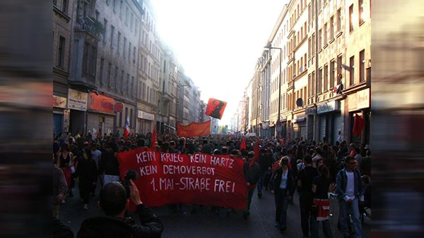 Sponti Demo in Berlin Kreuzberg am 1. Mai 2005.