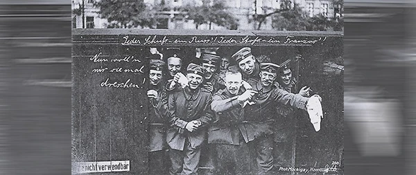 Wohlfahrts-Karte des Vaterländischen Frauenvereins (circa 1914), Provinzialvereins Berlin zum Besten der Kriegsfürsorge. Jeder Schuß – ein Russ'! Jeder Stoß – ein Franzos'! Nun woll'n wir sie mal dreschen!