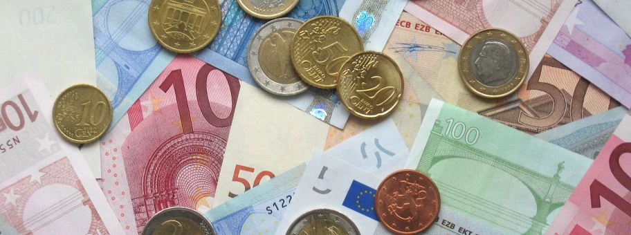 Euro-Münzen und Banknoten.