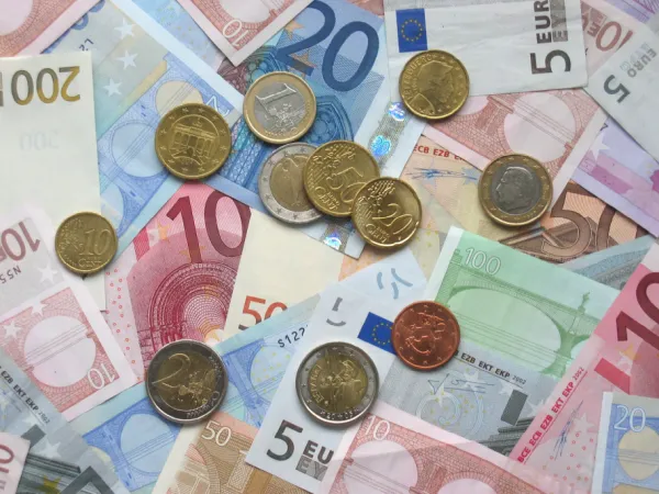 Euro-Münzen und Banknoten.
