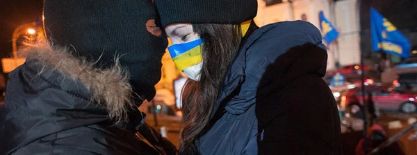 Ein vermummtes Pärchen auf dem Euromaidan in Kiew, November 2013.