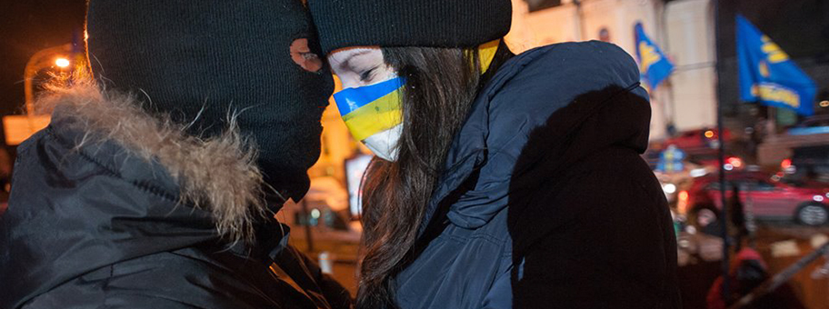 Ein vermummtes Pärchen auf dem Euromaidan in Kiew, November 2013.