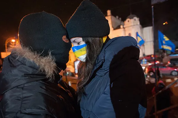 Ein vermummtes Pärchen auf dem Euromaidan in Kiew, November 2013.