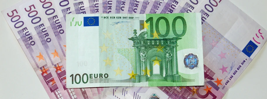 14 500 Euro-Scheine mit einem 100 Euro Schein auf einem Din A 4 Blatt.