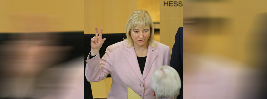 Zum internationalen Tag der Pressefreiheit hat Hessens Justizministerin Eva Kühne-Hörmann (hier bei ihrer Vereidigung als Ministerin im Hessischen Landtag 2014) die Gesetzesinitiative zum Schutz der Pressefreiheit vorgestellt.