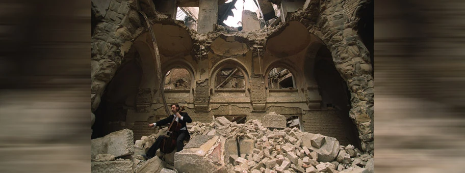 Vedran Smajlović, ein örtlicher Musiker, weigert sich, die Nationalbibliothek in Sarajevo zu verlassen, 1992.