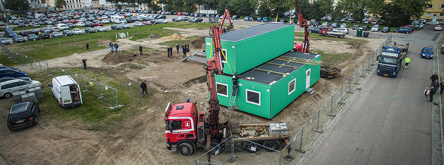 Aufbau von Wohncontainern auf der Exe in Flensburg am 13. Oktober 2015 zur Unterbringung von Flüchtlingen.