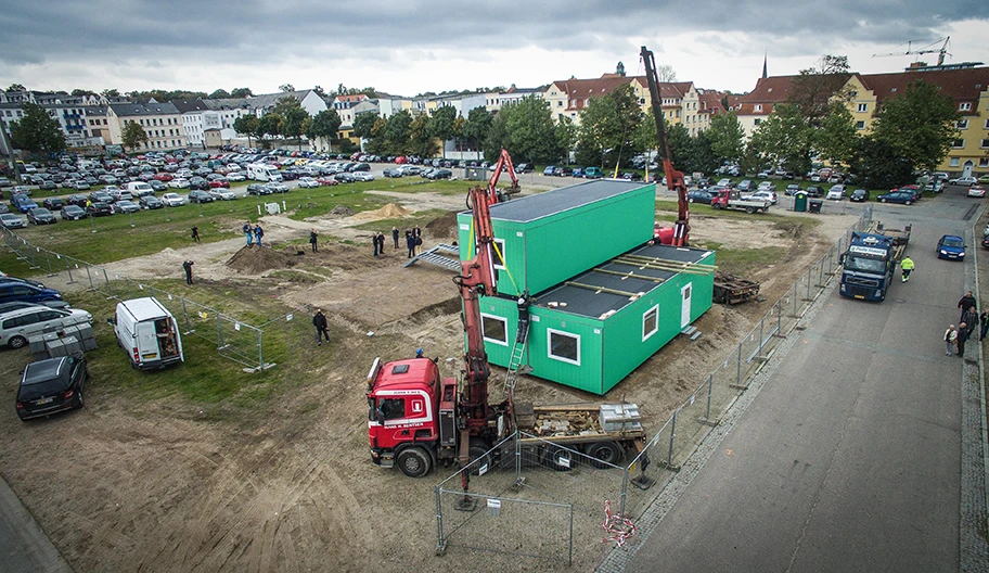 Aufbau von Wohncontainern auf der Exe in Flensburg am 13. Oktober 2015 zur Unterbringung von Flüchtlingen.