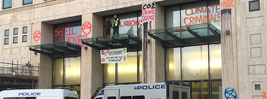Aktivisten von Extinction Rebellion bei einer Aktion vor einem Shell-Gebäude in London, April 2019.