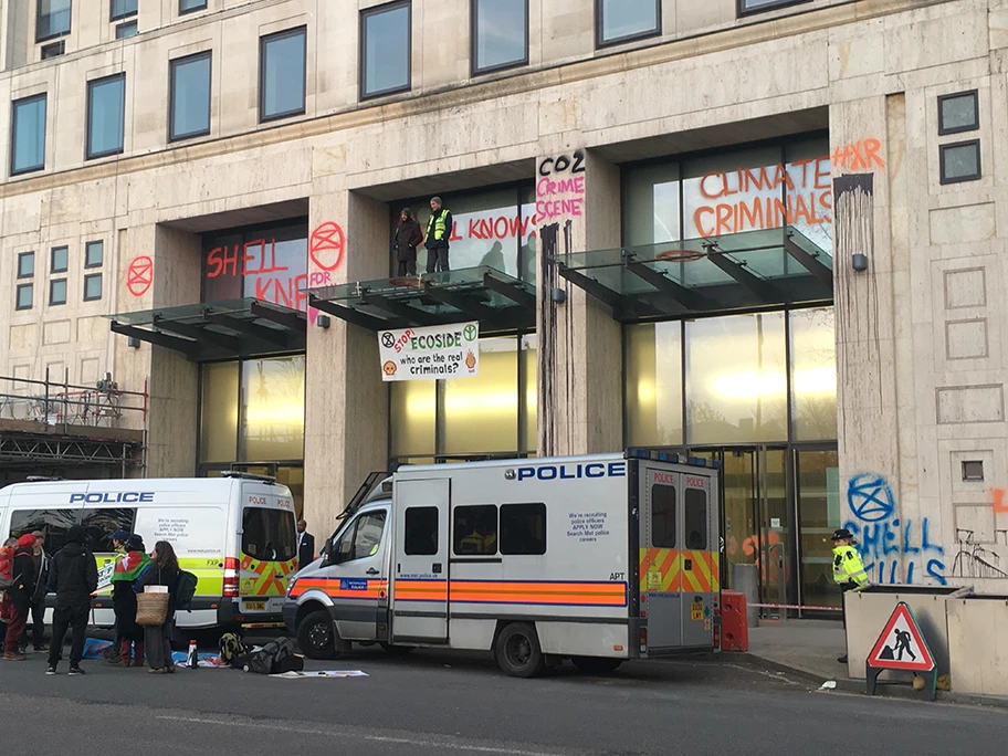 Aktivisten von Extinction Rebellion bei einer Aktion vor einem Shell-Gebäude in London, April 2019.