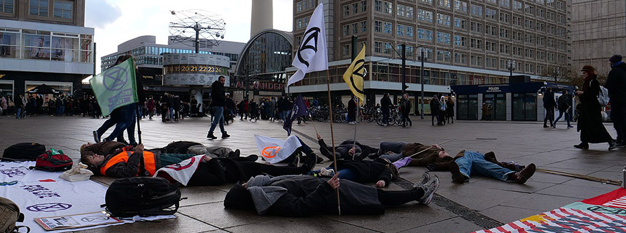 Diein von Extinction Rebellion auf dem Alexanderplatz in Berlin, Februar 2019.