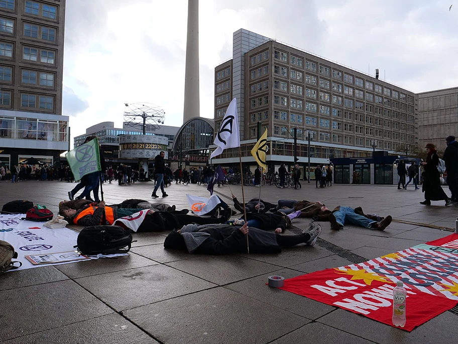 Die-in von Extinction Rebellion auf dem Alexanderplatz in Berlin, Februar 2019.