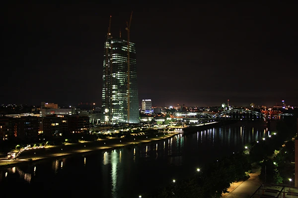 Neubau der Europäischen Zentralbank bei Nacht in Frankfurt am Main.