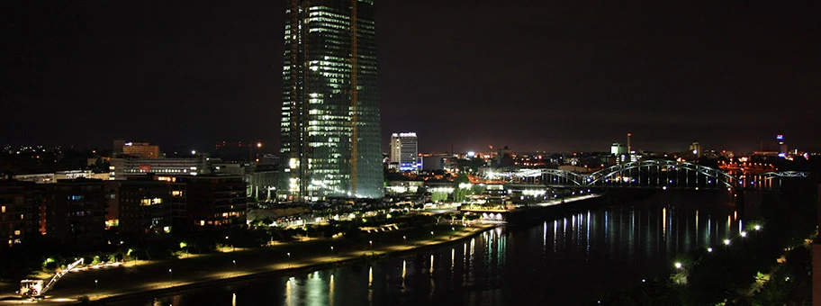 Neubau der Europäischen Zentralbank bei Nacht in Frankfurt am Main.