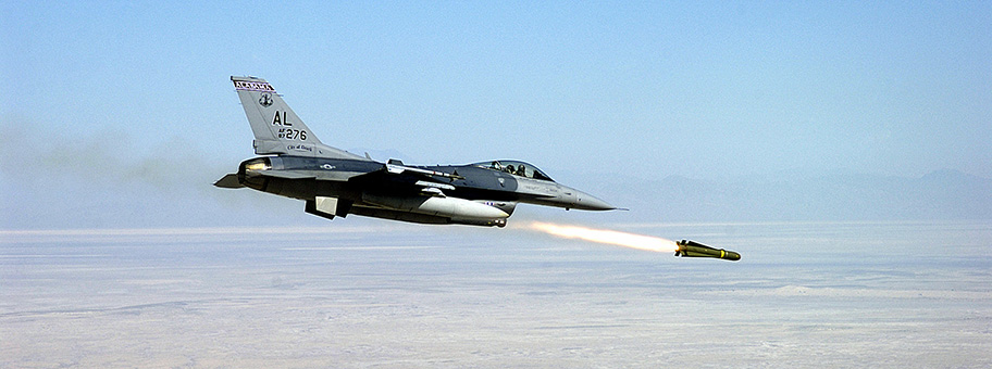 Eine F-16C Falcon der US Air Force beim Abschuss einer AGM-65D Luft-Boden-Rakete.