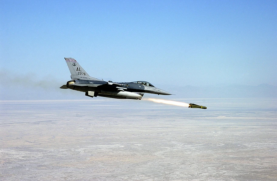 Eine F-16C Falcon der US Air Force beim Abschuss einer AGM-65D Luft-Boden-Rakete.