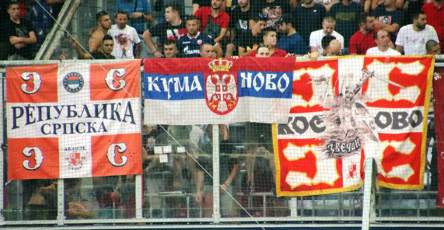 Fans von Roter Stern Belgrad am CL-Playoff Match gegen FC Salzburg, 2018.