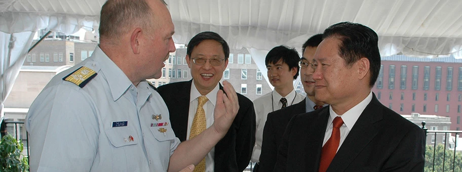 Der ehemalige chinesische Sicherheitschef Zhou Yongkang (rechts im Bild) ist wegen Korruption zu lebenslanger Haft verurteilt worden.