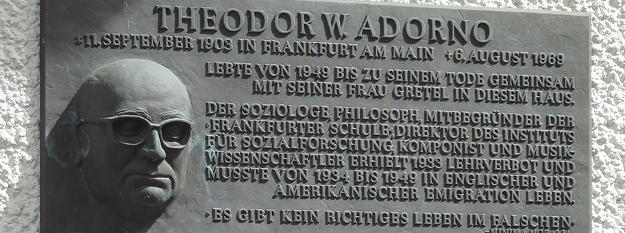 Gedenktafel für Theodor W. Adorno an seinem Wohnhaus im Kettenhofweg in Frankfurt am Main, Stadtteil Westend-Süd.