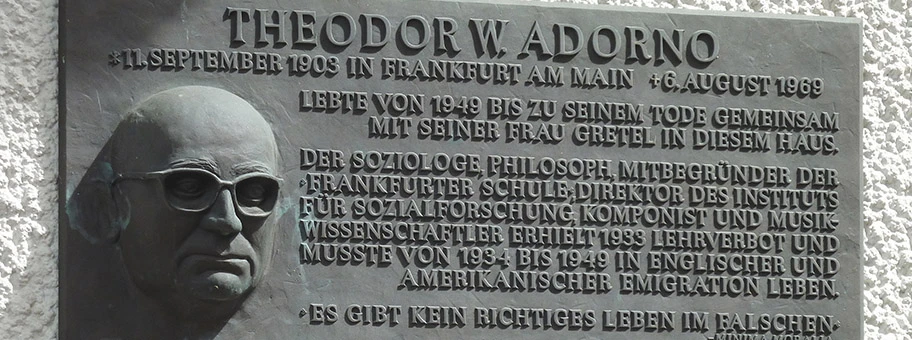 Gedenktafel für Theodor W. Adorno an seinem Wohnhaus im Kettenhofweg in Frankfurt am Main, Stadtteil Westend-Süd.