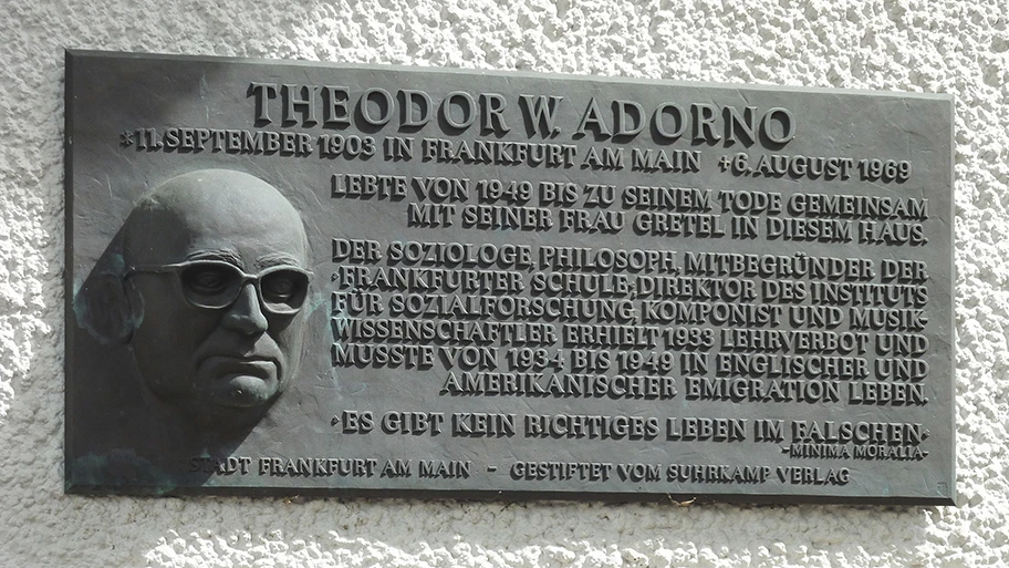 Gedenktafel für Theodor W. Adorno an seinem Wohnhaus im Kettenhofweg in Frankfurt am Main, Stadtteil Westend-Süd.