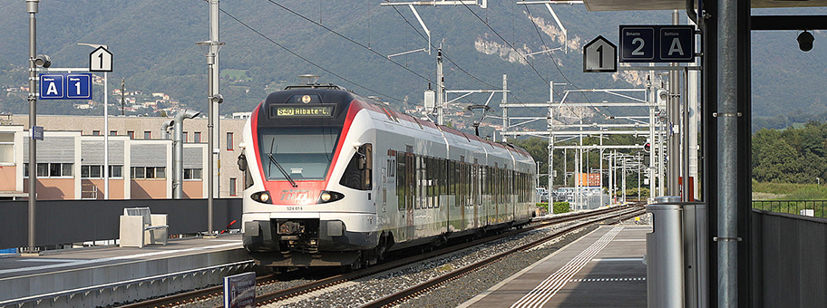 Der Bahnhof der Tessiner Gemeinde von Stabio. 2013 ist der amerikanische Konzern VF Corporation, Inhaber von Marken wie Lee, Timberland oder The North Face umgezogen und hat in Stabio ihr neues Hauptquartier für Europa, Asien und den Nahen Osten eröffnet.