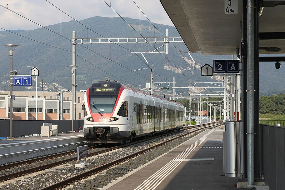 Der Bahnhof der Tessiner Gemeinde von Stabio. 2013 ist der amerikanische Konzern VF Corporation, Inhaber von Marken wie Lee, Timberland oder The North Face umgezogen und hat in Stabio ihr neues Hauptquartier für Europa, Asien und den Nahen Osten eröffnet.