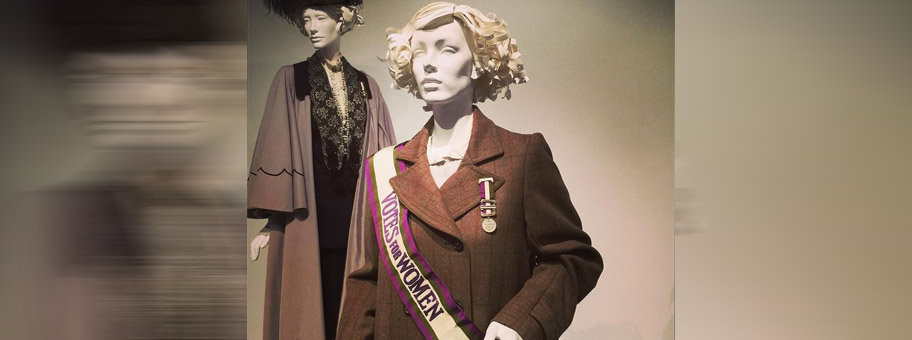 Kleidung aus dem Film «Suffragette», welche Helena Bonham Carter während der Protest-Szene vor dem Parlament trug. Im Hintergrund das Kleid von Meryl Streep, das sie während ihrer Ansprache auf dem Balkon anhatte.