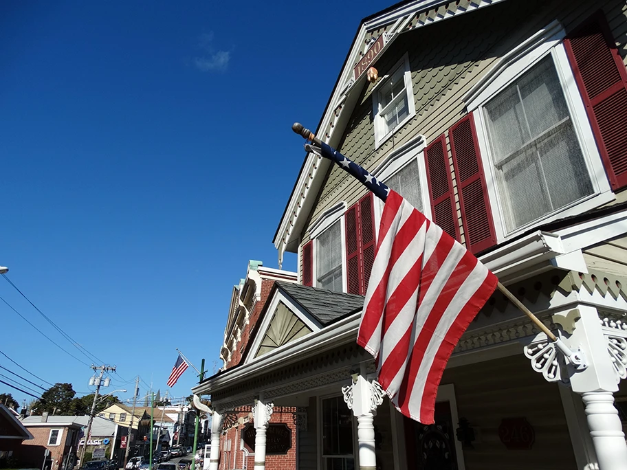 Strassenzug mit US-Flaggen in Highland Falls (West Point Military Academy), New York.