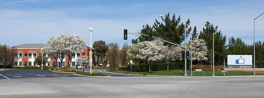 Eingang zum Facebook Hauptsitz in Menlo Park, California, USA.
