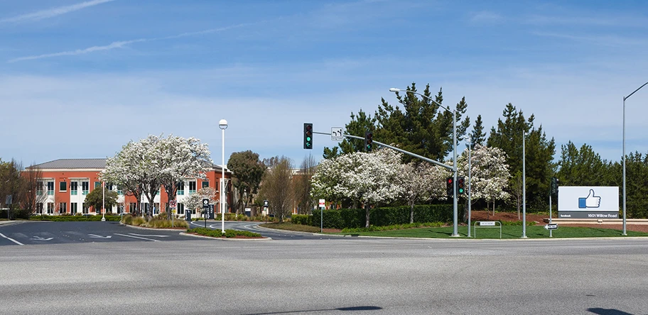 Eingang zum Facebook Hauptsitz in Menlo Park, California, USA.