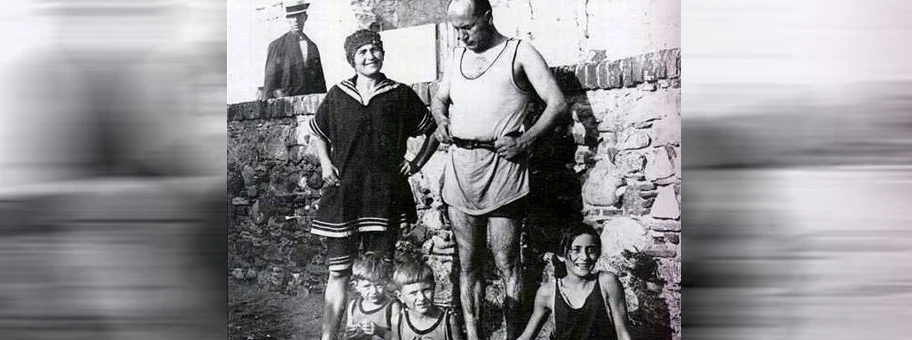 Benito Mussolini mit Familie am Strand vom Levanto, 1923.