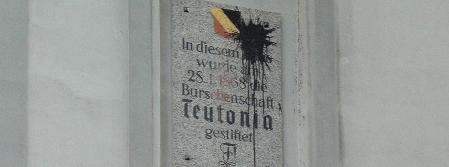 Gründungstafel der Burschenschaft Teutonia Wien nach einem Farbbeutelanschlag.