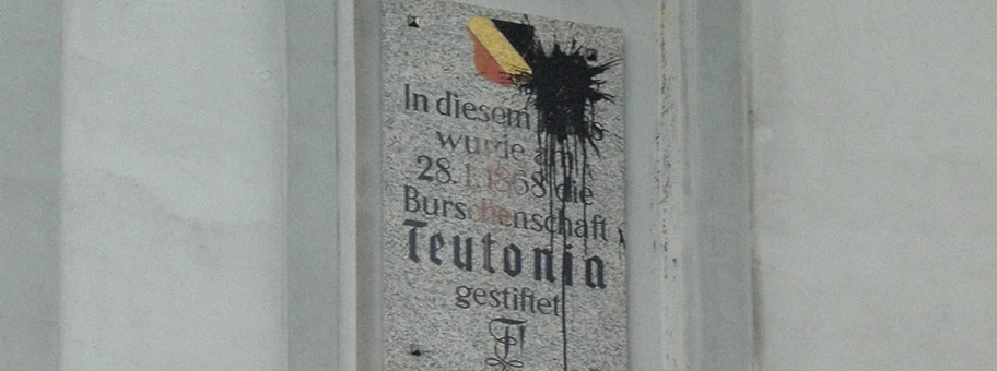 Gründungstafel der Burschenschaft Teutonia Wien nach einem Farbbeutelanschlag.
