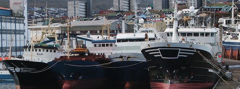 Hochseetrawler im Hafen von Tórshavn, Färöer-Inseln.
