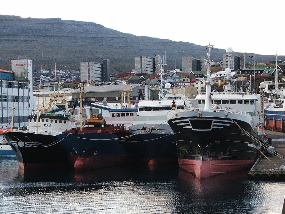 Hochseetrawler im Hafen von Tórshavn, Färöer-Inseln.