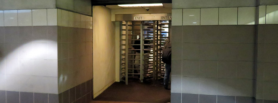 Eingang zum Federal Reserve Gebäude in Boston.