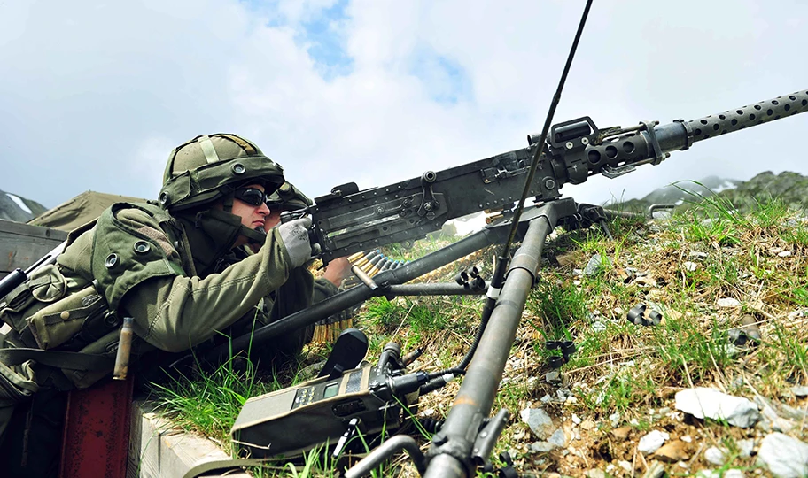 Ein MG-Schütze der deutschen Armee feuert mit einem überschweren Maschinengewehr.