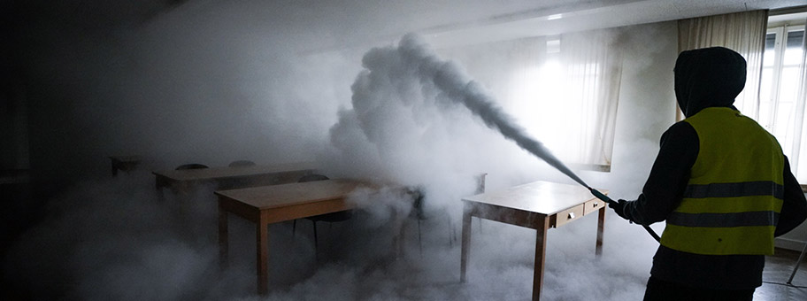 Feuerlöscher in einem Klassenzimmer.