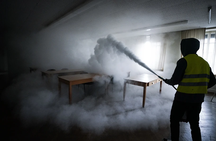 Feuerlöscher in einem Klassenzimmer.