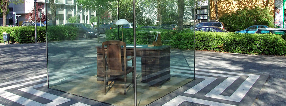 Das „Adorno-Denkmal“ auf dem „Theodor-W.-Adorno-Platz“ in Frankfurt am Main, nur eine Parallelstrasse (westlich) vom Institut für Sozialforschung entfernt.