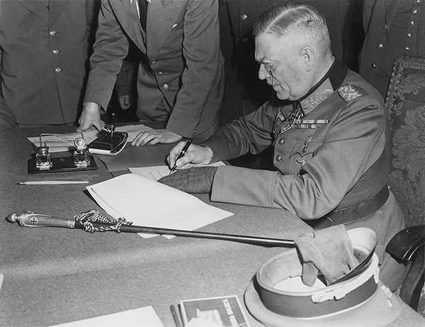 Generalfeldmarschall Wilhelm Keitel unterzeichnet am 8. Mai 1945 die bedingungslose Kapitulation der Wehrmacht im Hauptquartier der Roten Armee in Berlin-Karlshorst.