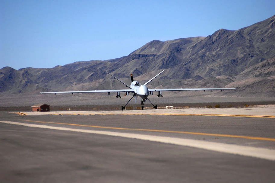 Eine MQ-9 Reaper Kriegsdrohne bei der Landung auf der Creech Air Force Base in Nevada.